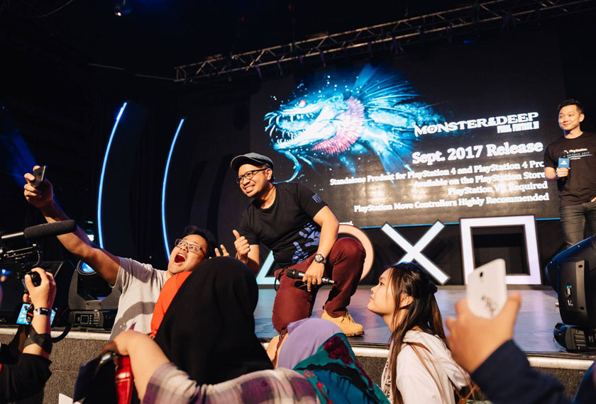 Ketua Pereka Wan Hazmer Monster of the Deep: Final Fantasy XV mengambil gambar bersama peminat selepas sesi Game Stage Event. - Foto Facebook PlayStation Asia