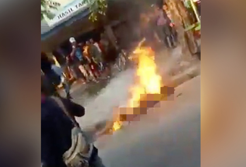 Mangsa dipukul dan dibakar hidup-hidup setelah didakwa mencuri peralatan masjid. -Foto YouTube