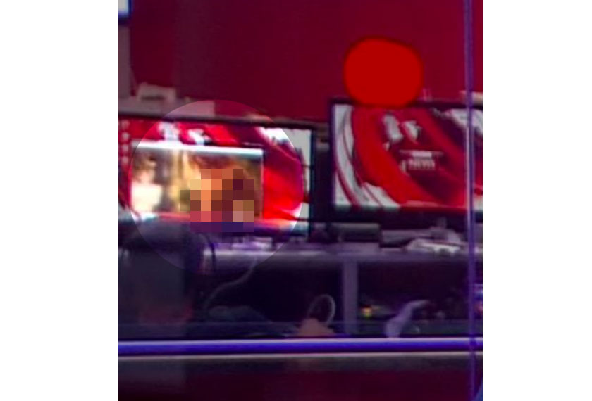 Sebuah video tarian lucah dapat dilihat ditayangkan pada sebuah komputer yang digunakan petugas bilik berita.