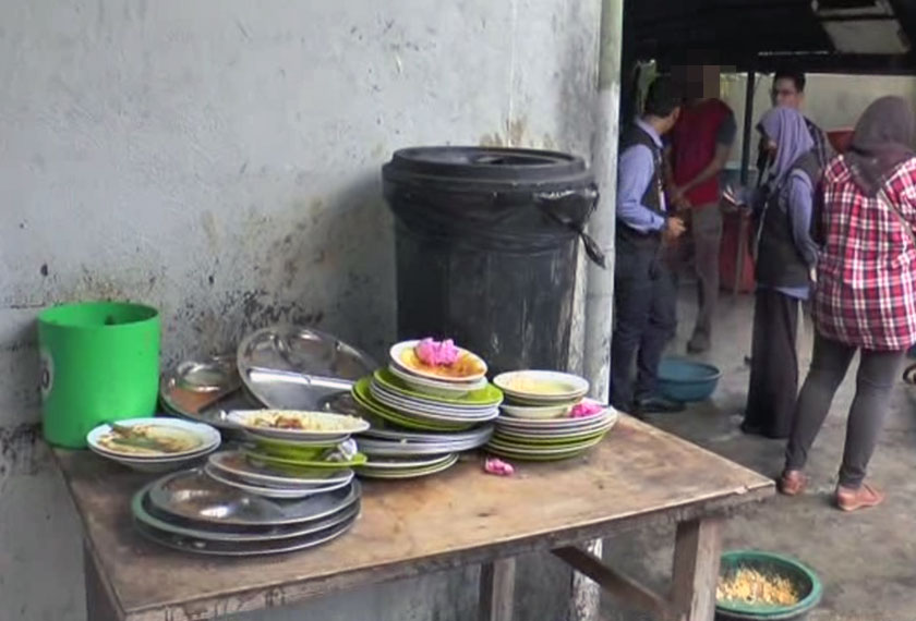 PInggan dan peralatan yang telah digunakan dikumpulkan di bahagian belakang restoran berdekatan tong sampah. - Astro AWANI
