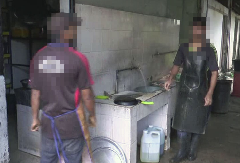 Pekerja di rstiran terbabit turut disoal siasat oleh anggota penguat kuasa. - Astro AWANI