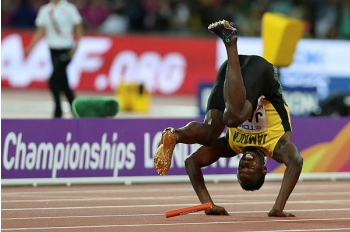 Bolt dilihat memegang paha kirinya sebelum terjatuh di hadapan kira-kira 60 ribu penonton yang memenuhi Stadium London.