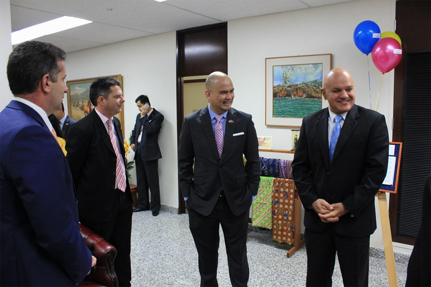 Konsul Jeneral Malaysia, Nazarudin Jaffar, bersama-sama tetamu yang hadir. - gambar Konsul General Malaysia di Perth.