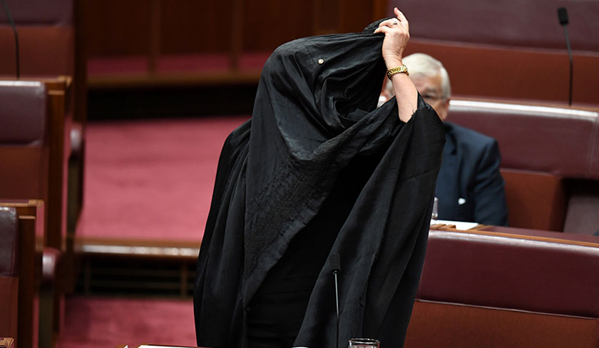 Pemimpin parti One Nation Australia, Senator Pauline Hanson menanggalkan burka di Dewan Senat di Dewan Parlimen di Canberra, Australia, 17 Ogos 2017. AAP / Mick Tsikas / via REUTERS