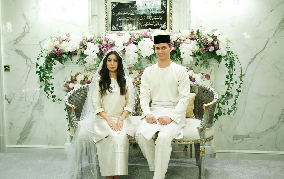 Tunku Tun Aminah dan Dennis Muhammad Abdullah melangsungkan perkahwinan mereka pasa Isnin lalu. - Foto Royal Office 