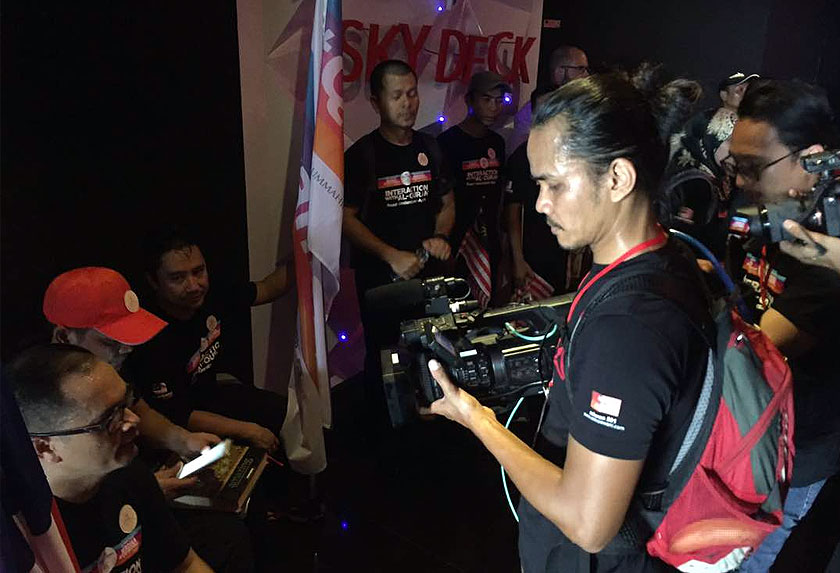 Sallehin gigih menjalankan tugasnya biarpun bermandi keringat. - Astro AWANI/Hilal Azmi