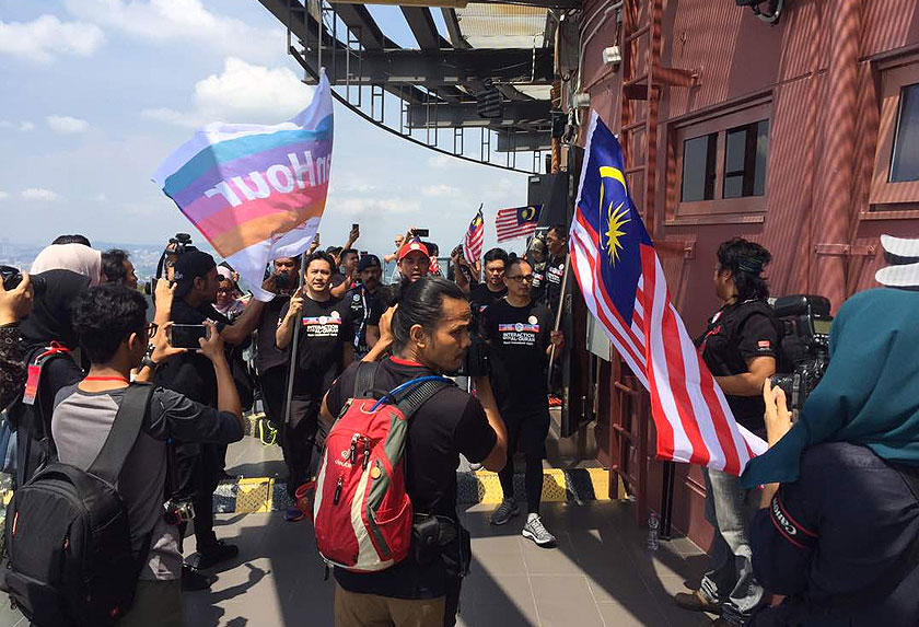 Jurukamera AWANI, Sallehin Hussain, terus bersama kumpulan peserta yang melengkapkan misi tersebut hingga ke puncak menara. - Astro AWANI/Hilal Azmi