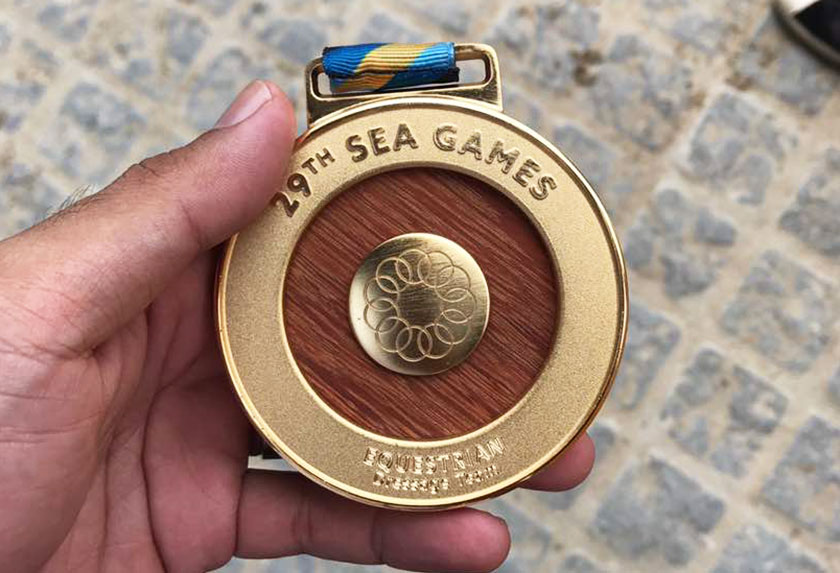 Terukir padanya ‘29th SEA Games Kuala Lumpur 2017’ dan pada bahagian bawahnya ‘Equestrian Dressage Team’. - Astro AWANI / Israr Khalid