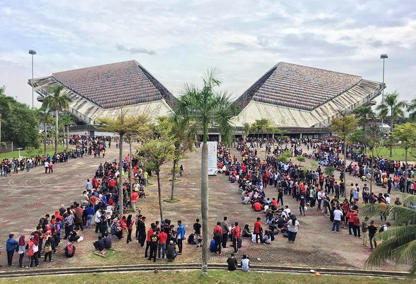 Peminat bola sepak tanah air memenuhi pekarangan Stadium Shah Alam, venue perlawanan akhir Malaysia menentang Thailand, sejak awal pagi tadi.