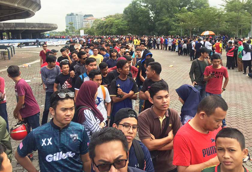 Peminat bola sepak tanah air memenuhi pekarangan Stadium Shah Alam, venue perlawanan akhir Malaysia menentang Thailand, sejak awal pagi tadi.