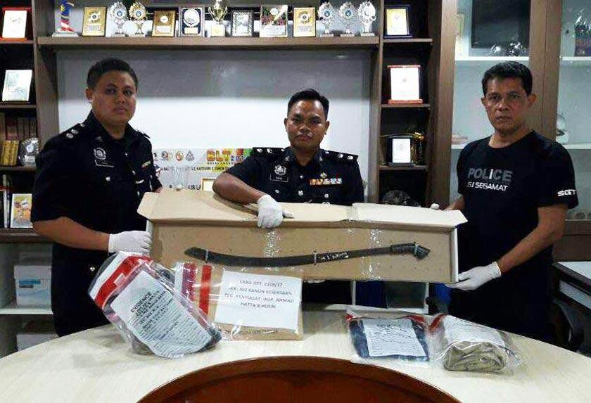 Senjata yang digunakan suspek untuk menetak mangsa. - PDRM