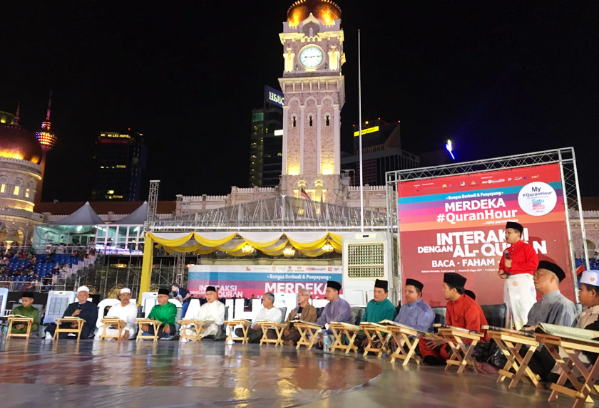 Pengunjung acara #QuranHour di Dataran Merdeka disajikan dengan alunan bacaan ayat-ayat suci al-Quran. - Astro AWANI/Rahimah Abdullah