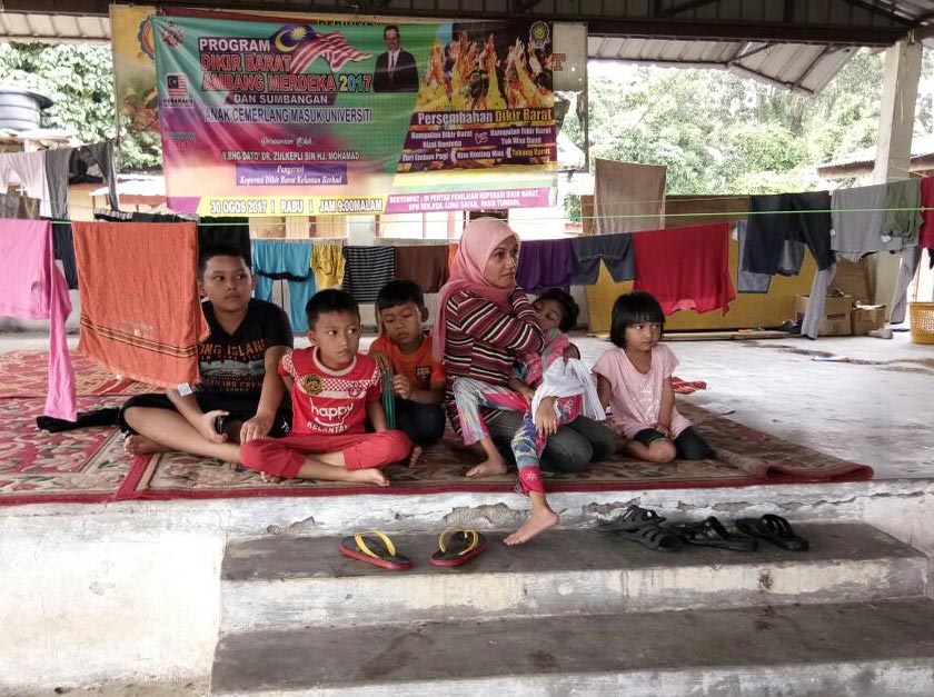 Salihah Harapan bersama enam anaknya terpaksa berteduh di pangkin ini.