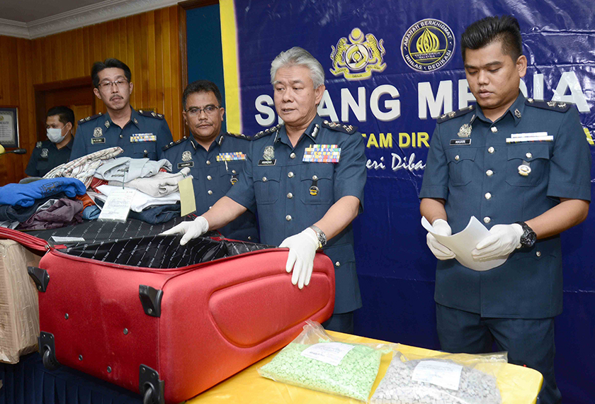 HAMZAH (dua dari kanan) berkata, pihaknya turut menahan seorang lelaki tempatan berusia 54 tahun ketika cuba menuntut bungkusan itu.