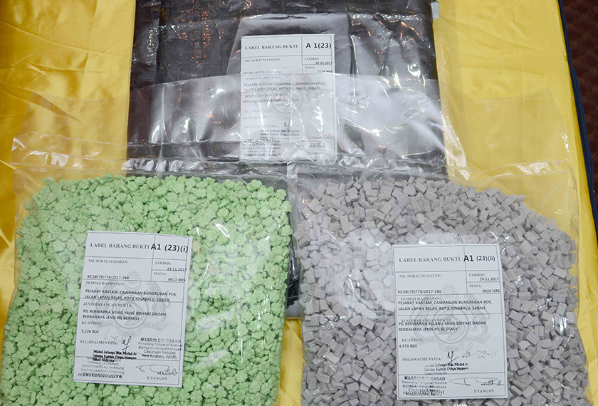 Dua plastik berisi pil ekstasi berjaya dirampas JKDM Sabah.