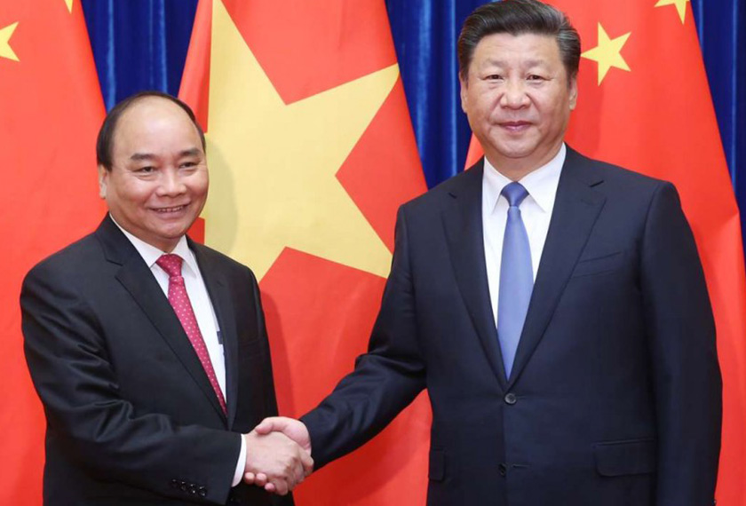  Xi Jinping berjabat tangan dengan Perdana Menteri  Nguyễn Xuân Phúc, pada KTT APEC di Da Nang, Vietnam. Foto Xinhua