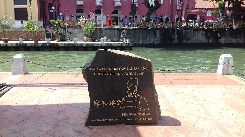 Sebuah batu peringatan sebagai tanda pendaratan Laksamana Zheng He di 1405, Melaka, Malaysia. Foto Wikimedia Commons