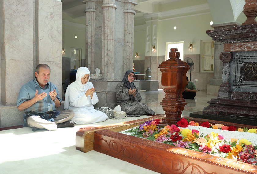 Sultan Ibrahim Ibni Almarhum Sultan Iskandar berkenan menziarahi makam anakanda, Almarhum Tunku Abdul Jalil Ibni Sultan Ibrahim sempena dua tahun kemangkatan baginda di Makam DiRaja Mahmoodiah, Johor Bahru, pada Selasa. Gambar: Johor Royal Press Office