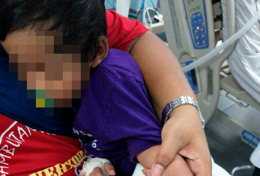 Muhammad Izz di pangkuan ibunya