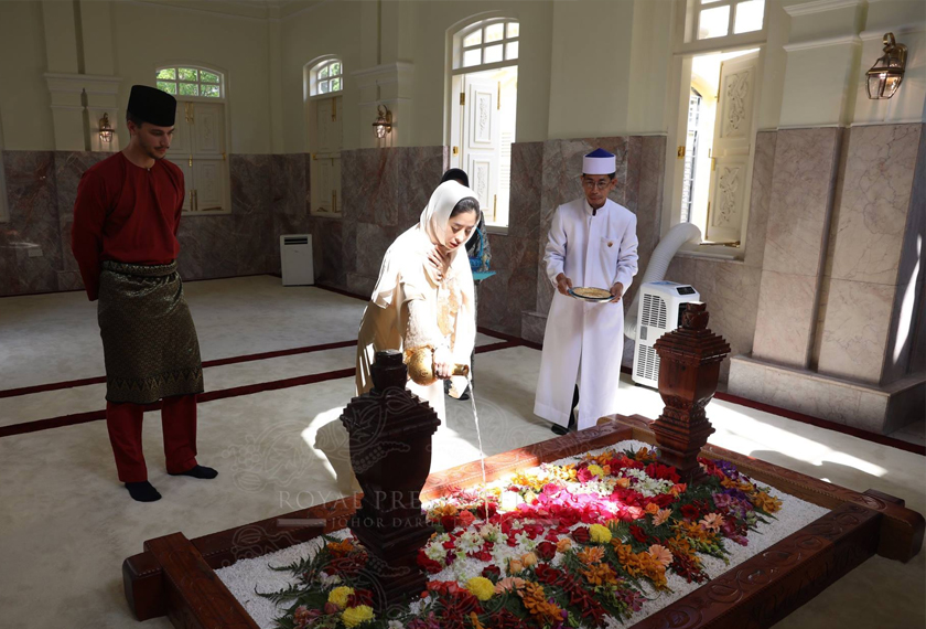 Tunku Tun Aminah Maimunah Iskandariah Sultan Ibrahim dan suami, Dennis Muhammad Abdullah turut berangkat sama. Gambar: Johor Royal Press Office 