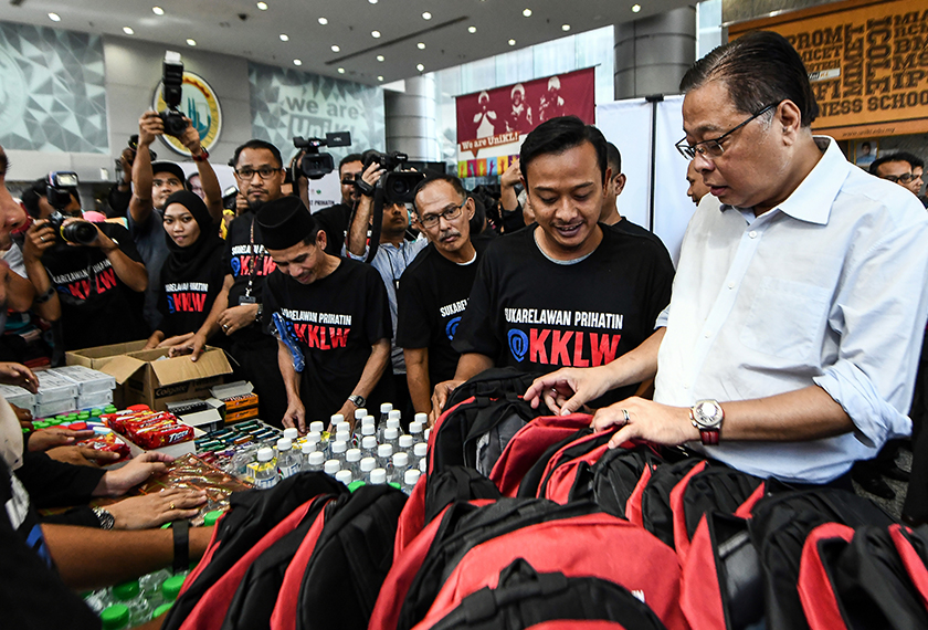 Kit ikhtiar hidup disediakan pihak KKLW sebagai persediaan buat mangsa banjir di pusat pemindahan .