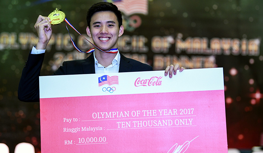 Welson Sim bergambar dengan pingat dan replika cek yang diterima pada Majlis Jamuan Tahunan Majlis Olimpik Malaysia ke-24 di Wisma OCM pada Khamis. - BERNAMA