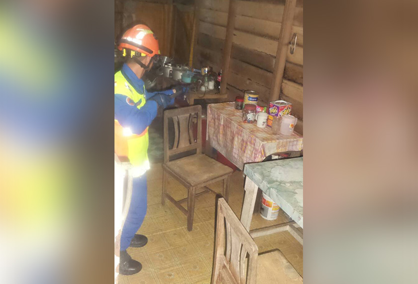 Anggota APM berusaha menangkap reptilia berbisa itu daripada rumah pengadu.