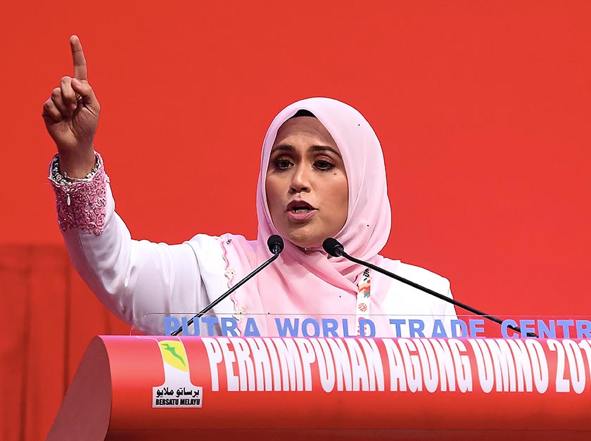 Ketua Puteri UMNO Datuk Mas Ermieyati Samsudin menyampaikan ucapan dasar pada Perhimpunan Agung Puteri di Dewan Merdeka, Pusat Dagangan Dunia Putra hari ini. - fotoBERNAMA