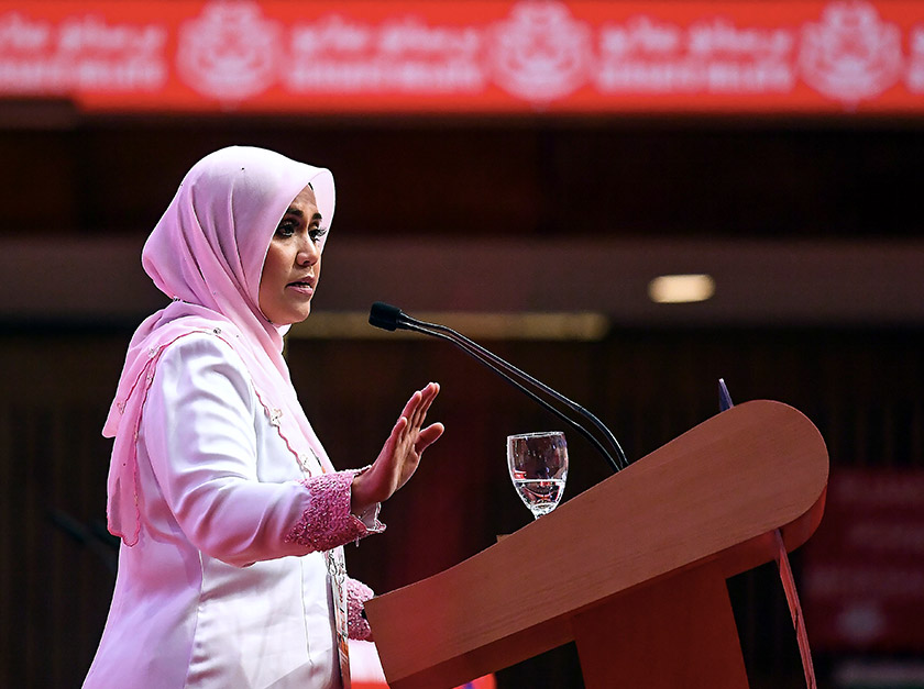 Ketua Puteri UMNO Datuk Mas Ermieyati Samsudin menyampaikan ucapan dasar sempena Perhimpunan Agung Puteri di Dewan Merdeka, Pusat Dagangan Dunia Putra hari ini. -- fotoBERNAMA