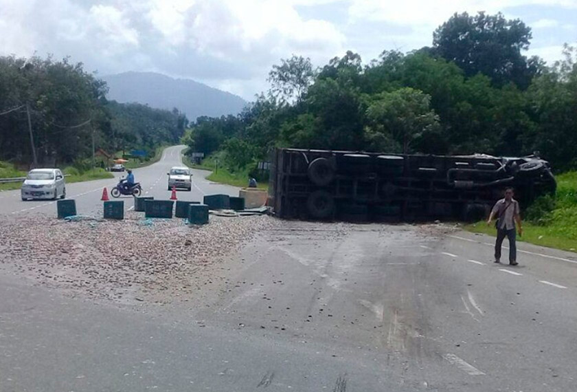 Treler yang melanggar kenderaan Honda HRV dalam insiden kemalangan pagi tadi. - Astro AWANI