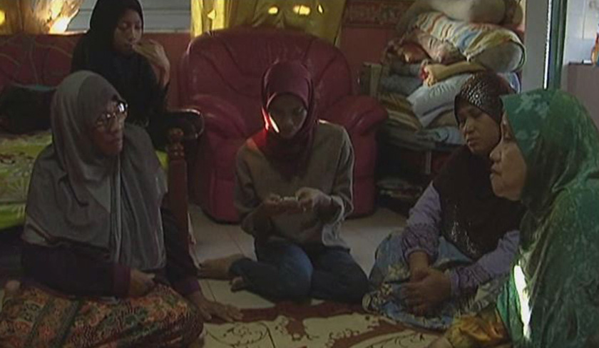 Saudara-mara datang berkunjung melawat keluarga yang sedang diuji ini. - Astro AWANI