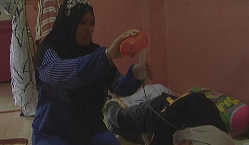 Ahli keluarga turut membantu menguruskan Wan Hasyaity. - Astro AWANI