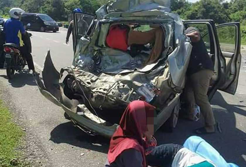Satu lagi kenderaan yang remuk dalam insiden kemalangan di Lenggong. - Astro AWANI
