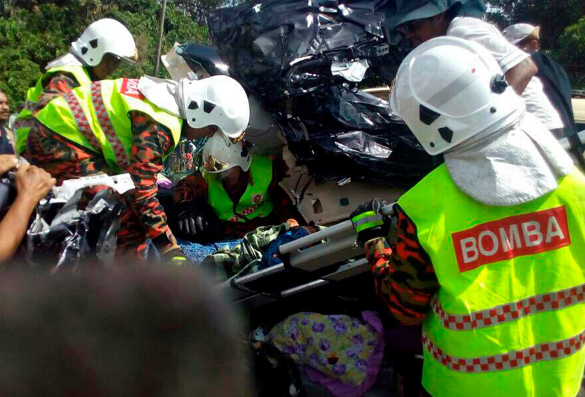 Anggota Bomba dalam operasi menyelamat berikutan kemalangan berdekatan MRSM Lenggong di Perak, pagi tadi. - Astro AWANI