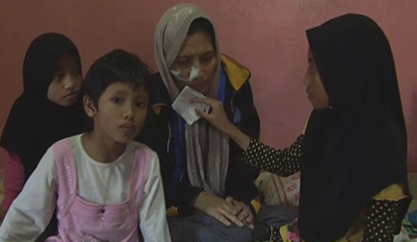 Tiga beradik membantu menguruskan ibu mereka yang menghidap kanser mulut tahap empat. Astro AWANI