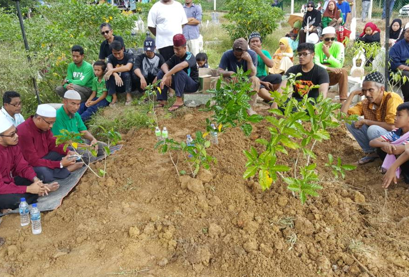 Jenazah tiga beradik selamat dikebumikan dalam satu liang lahad di Tanah Perkuburan Islam Bukit Kuin Dua, Kuantan. - Astro AWANI
