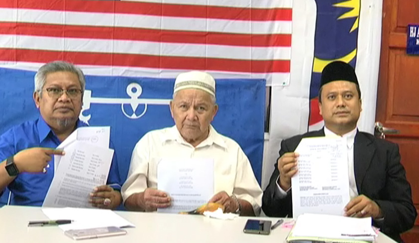 Daut ditemui di Pejabat Pembela Barisan Nasional (BN) Kota Cemerlang Ayer Keroh bersama peguamnya Mohd Adli Ithnin.