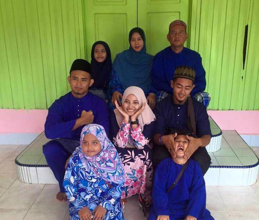 Kembar Muhd Hanif (depan, kanan) dan Nur Ain Hanifah (depan, kiri) bersama kakak mereka Nur Ain Hafizah merupakan tiga mangsa yang terkorban dalam kemalangan jalan raya di Lenggong pagi Ahad. - Gambar ihsan