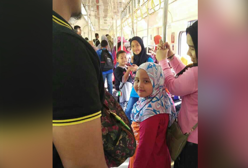 Kembar Muhd Hanif dan Nur Ain Hanifah, 8, bersama kakak mereka Nur Ain Harizah, 13, dan Nur Ain Hafizah, 22. - Gambar ihsan keluarga