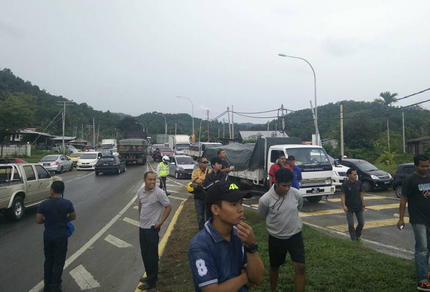 Laluan di Bulatan Lebak Moyoh, Kota Belud yang mengalami kesesakan lalu lintas akibat jalan dinaiki air pagi ini. Astro AWANI
