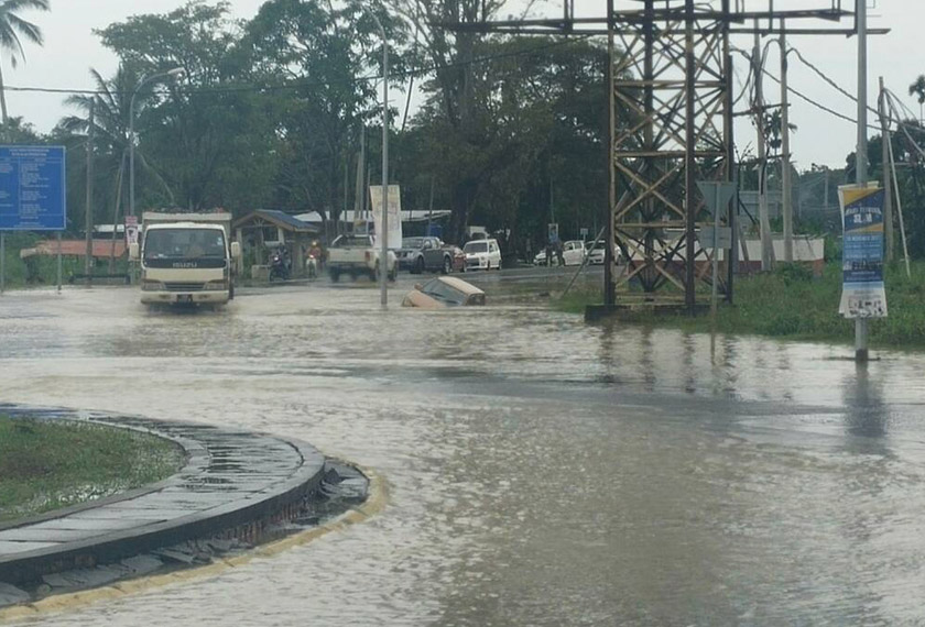 Laluan di Bulatan Lebak Moyoh, Kota Belud yang mengalami kesesakan lalu lintas akibat jalan dinaiki air pagi ini. Astro AWANI
