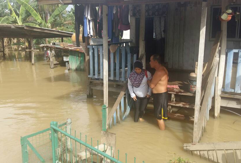 Penduduk kampung di Kota Belud dalam proses meninggalkan kediaman mereka yang hampir dimasuki air pada petang Selasa. - Astro AWANI / RUZAINI ZULKEPLI