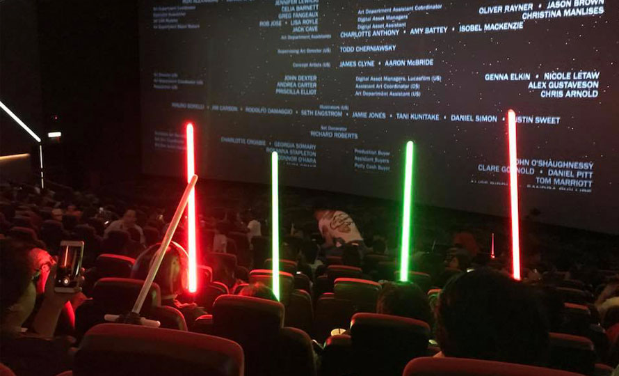 Peminat Star Wars di dalam pawagam semasa tayangan The Last Jedi. Gambar - Facebook/Official Star Wars Malaysia Fan Club oleh Hannti Tan.