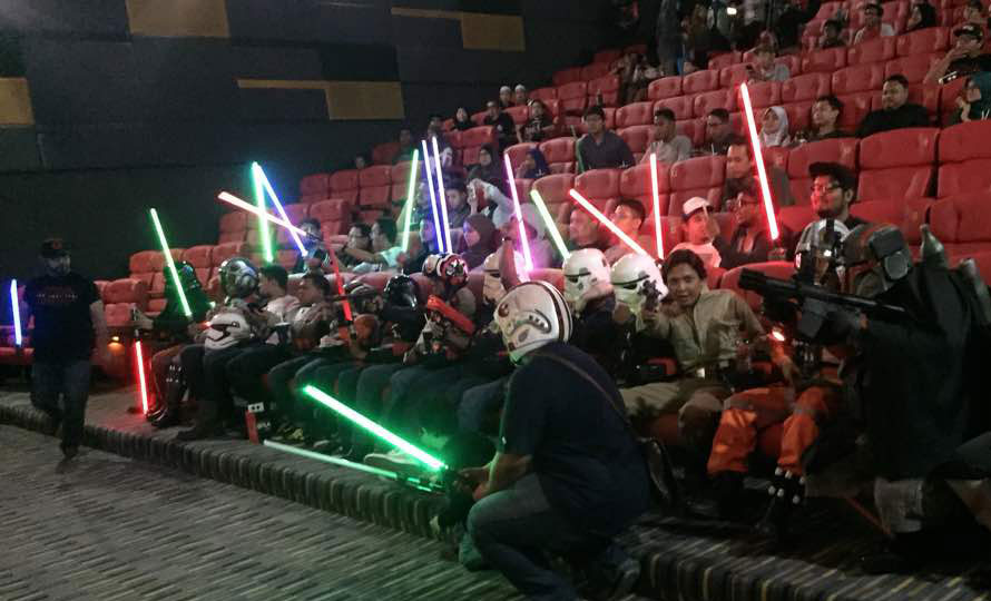 Ini gaya peminat tegar francais Star Wars pergi menonton filem The Last Jedi di Wangsa Maju semalam. Gambar - Opie Harris.