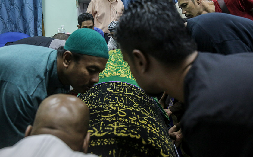 Ahli keluarga mengangkat keranda jenazah allayarham sebelum dibawa ke tanah perkuburan.