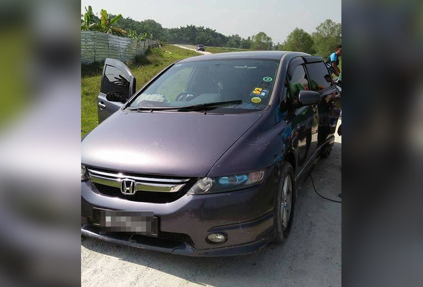 Itu merupakan taktik empat lelaki yang cuba mencuri kerbau milik penduduk kampung berkenaan kira-kira jam 11 pagi itu.