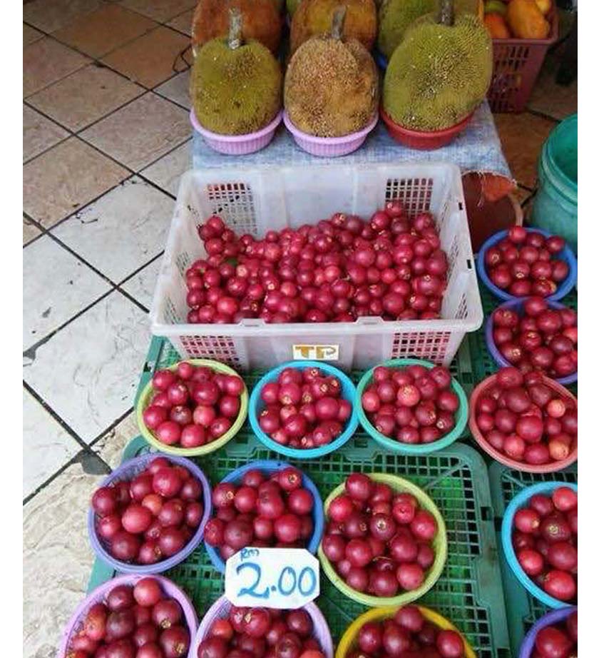 Buah dabai antara yang menjadi tumpuan pengunjung di Sibu