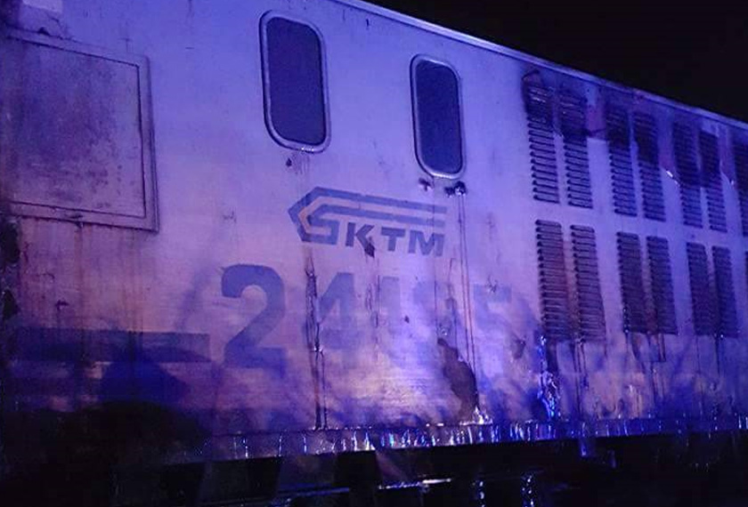 Kebakaran itu memusnahkan 50 peratus daripada bahagian enjin lokomotif kereta api itu dan punca kebakaran sedang disiasat. - Foto JBPM Johor
