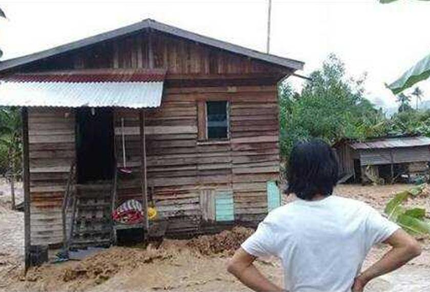 Antara rumah mangsa yang terjejas dihanyutkan arus deras di sungai Kampung Pampang, Keningau.