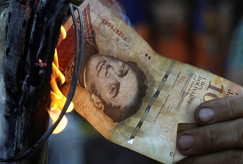 Penunjuk perasaan di Venezuela membakar wang Bolivar